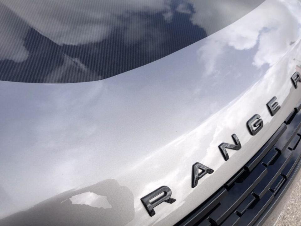 家族风格,多层次的中网装饰全部由黑色填充,并呈倒梯形或是梯形样式