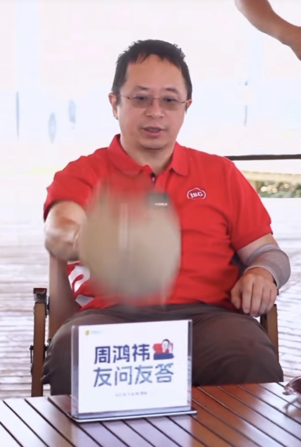 周鸿祎直播摔帽发飙,回应:生气原因是"宠粉"