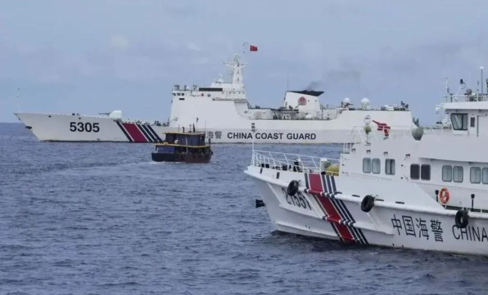 菲最大海警船现身仙宾礁,企图重演"坐滩"