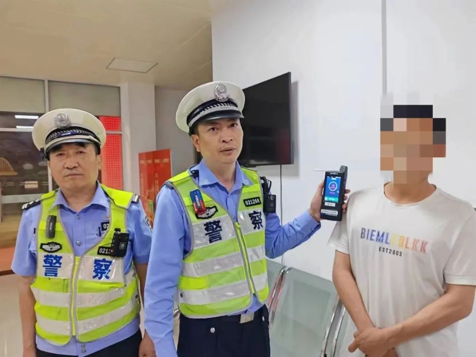 会上,六大队交管中队中队长杨志鹏就近期查处的两起典型违法案例进行