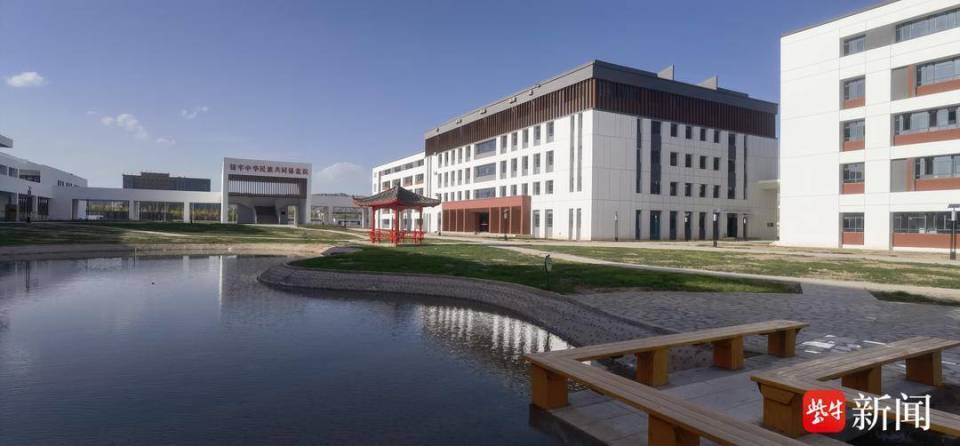 克州二中搬入新校区后,援疆教师积极联系后方单位和慈善机构,广泛开展