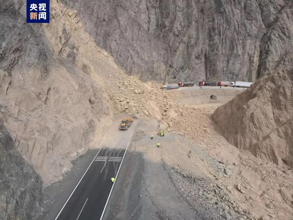 吐和高速g3012线甘沟路段发生山体塌方 造成交通中断_腾讯新闻