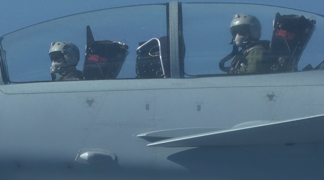 最后5米,解放军骑脸开大,飞掠加方军机,气的对方胡言乱语_腾讯新闻