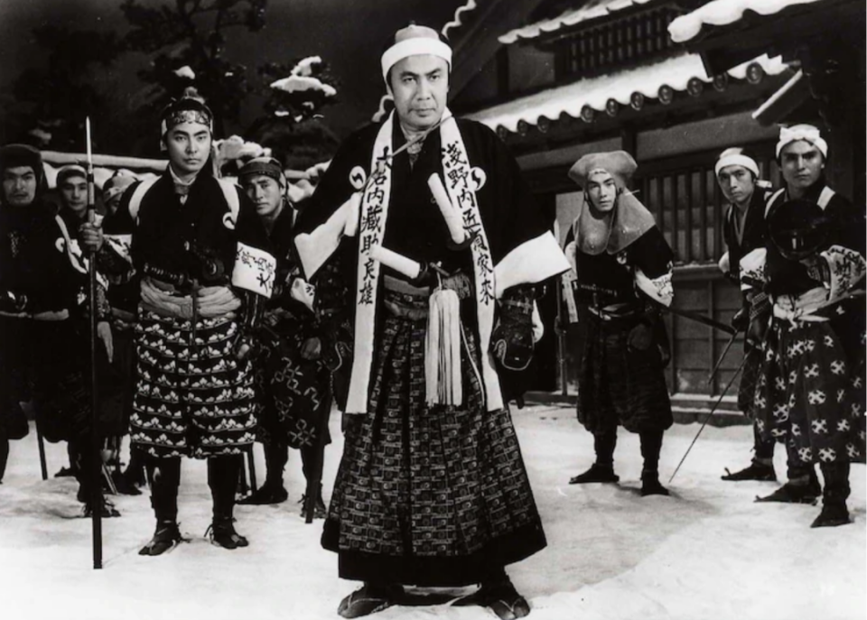 得不对浪人们放开限制,有的浪人被新的主家雇佣,还有的离开了武士阶层