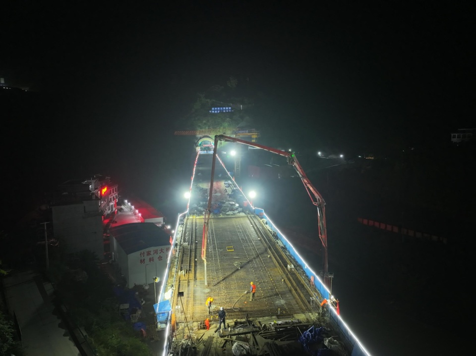 西康高铁首座连续梁大桥主体工程顺利完工