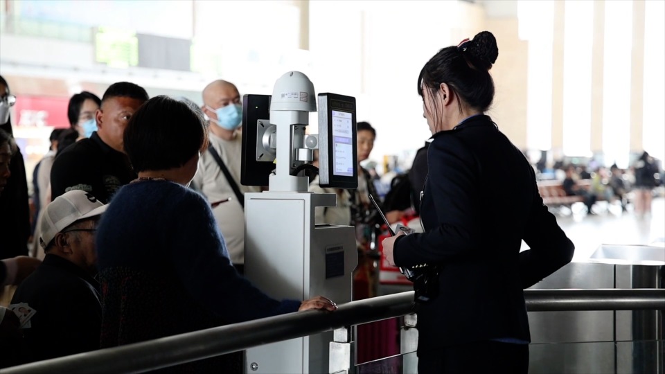 此外,吉林站还对售票室,候车室,广场,站台,地道,厕所等重点区域卫生