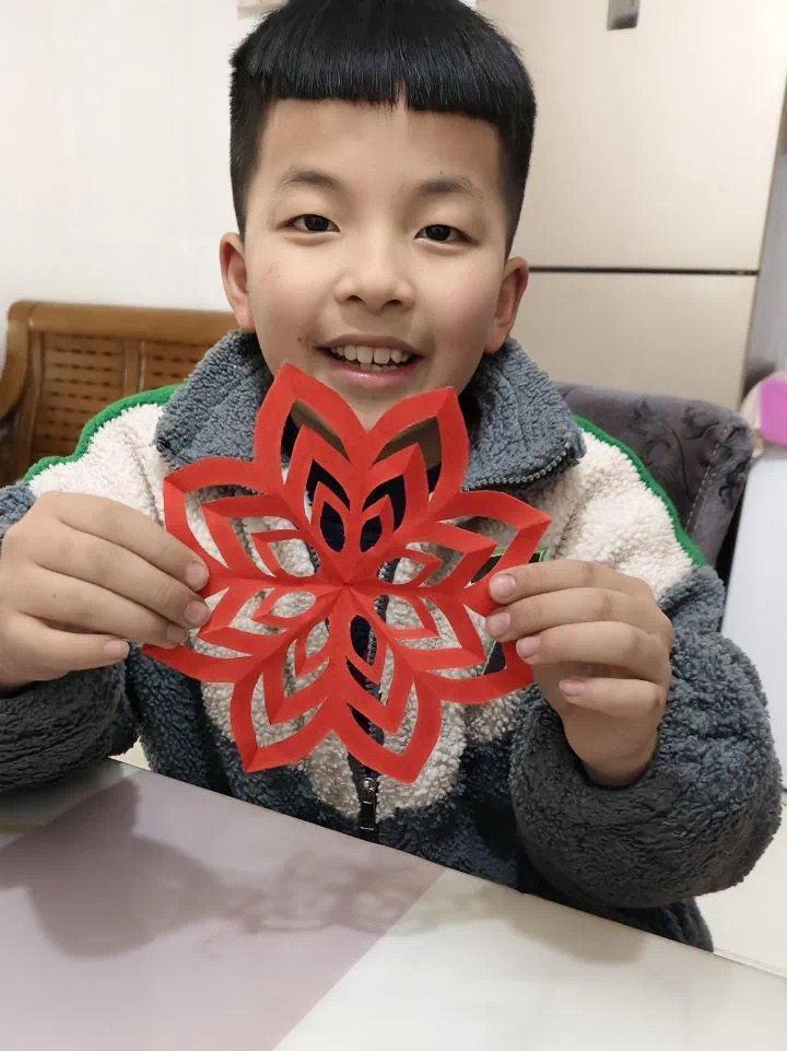 剪窗花,写春联,制作环保贺卡 重庆小学生这样过春节