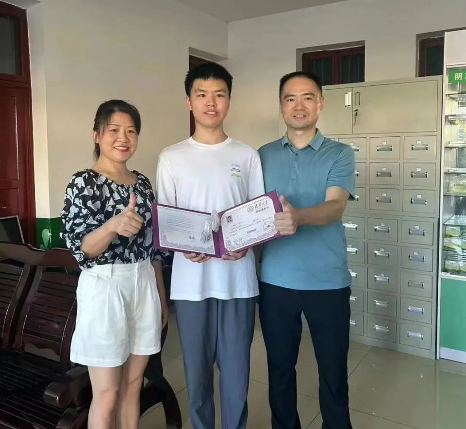 王哲涵父亲分享"教育经""我从小教育他,要养成良好的学习习惯.