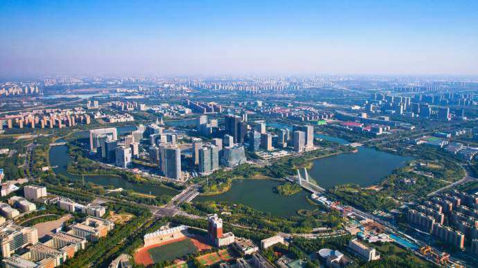 郑州,作为中央明确支持建设的国家中心城市,将围绕"当好国家队,提升