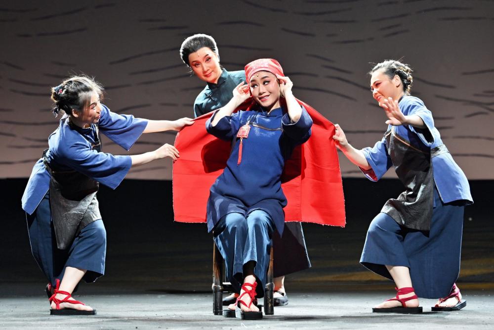 粤剧《三水女儿·红头巾》首次进京展演,展现华侨妇女海外奋斗史_腾讯