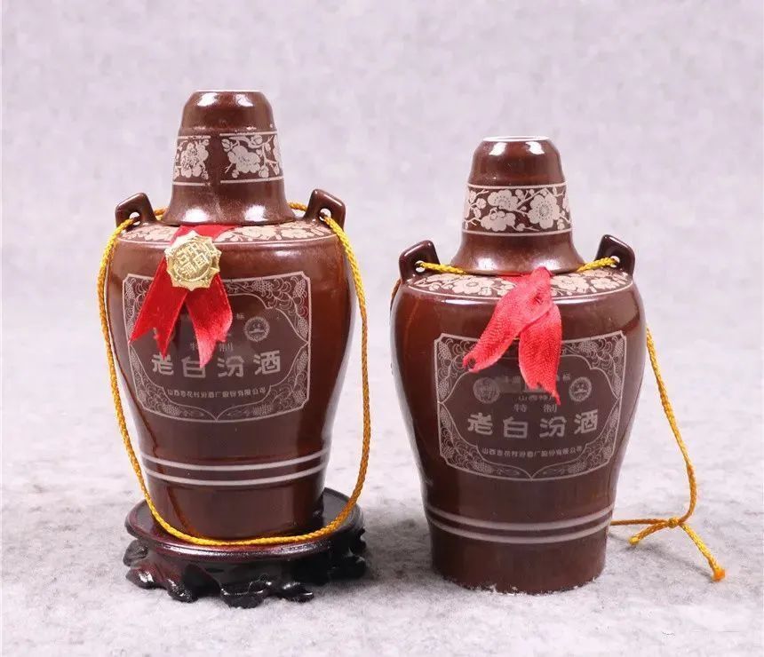 "90年白玉白酒(出口)白瓷瓶,53度,500毫升,塑盖1991年开始,"台湾宜德