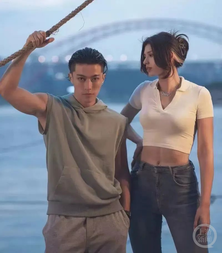 图片来源/网络据悉,仲尼johnny拥有500多万粉丝,但他的妻子卡琳娜比他