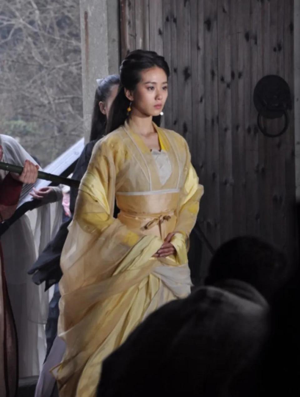 在《倚天屠龙记》中,黄衫女子能打得过张无忌吗?_腾讯新闻