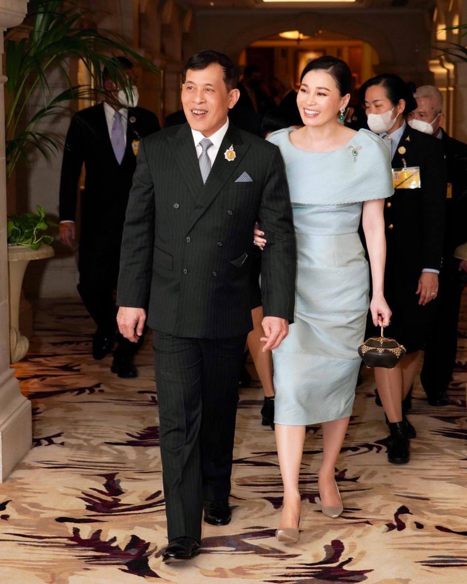 70岁泰王在英接受跪拜苏提达初现国际挺成功可媲美西班牙王后