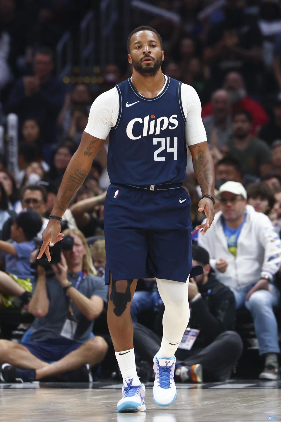 化身铁匠鲍威尔10投2中仅得8分1断躺赢一场