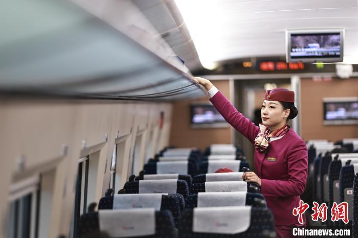"90"后高铁列车员白廷桂:十年守护旅客春运平安出行_腾讯新闻