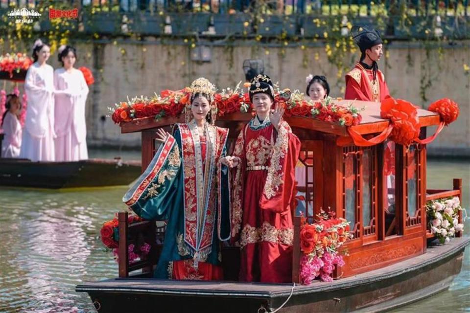 国潮文化节暨武汉欢乐谷樱花季启幕