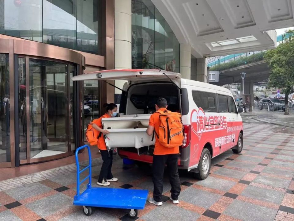 知知观察|贵阳助浴师:助力老人"澡"回幸福 "浴"见美好