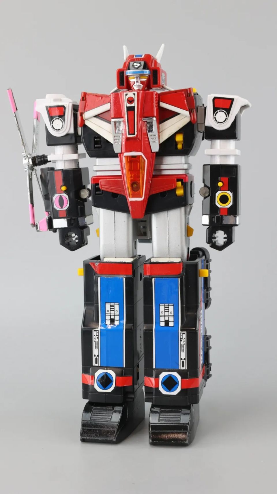 第一个五机合体的机器人话说这也是超级战队历史上以及覆面坦克这五台