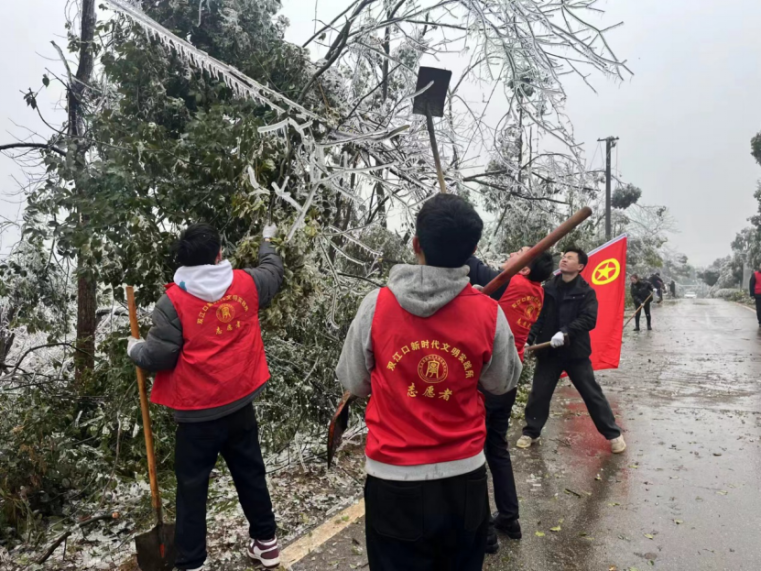 青年志愿者进行公路除冰,清除道路障碍,排查安全隐患△青年志愿者媚