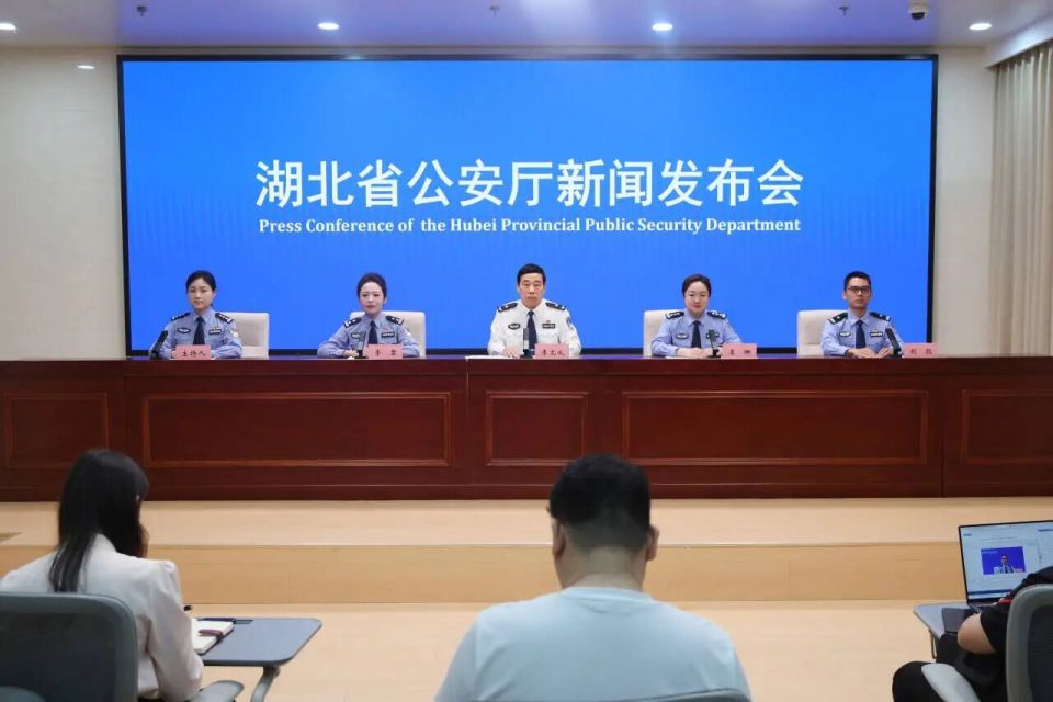 极目新闻记者 王俐燃在第17个“5·15”全国公安机关打击和防范经济犯罪宣传日来临之际，湖北省公安厅举行新闻发布会，现场发布2025年以来全省公安机关在打击经济犯罪方面的主要工作及成效，并针对高发骗局做出提醒。发布会现场警方揭露养老非法集资套路记住四句防范建议别上当“这个问题问到了很多老年朋友的心坎上。”会上，湖北警方相关负责人在回应关于养老领域非法集资问题时，概括了这类骗局的完整套路：画饼、造势