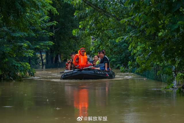 河南暴雨救援图片