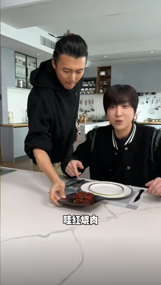 他端上来的第一个菜,是四块肥瘦相间的红烧肉,用一个小小的精致黑盘子