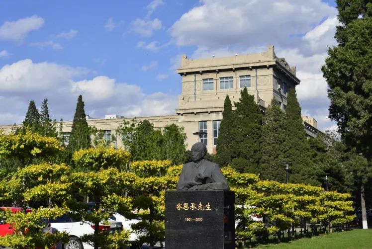 年曾任东北大学秘书长(代理校长职权)的宁恩承回忆,"文法学院计有黄侃