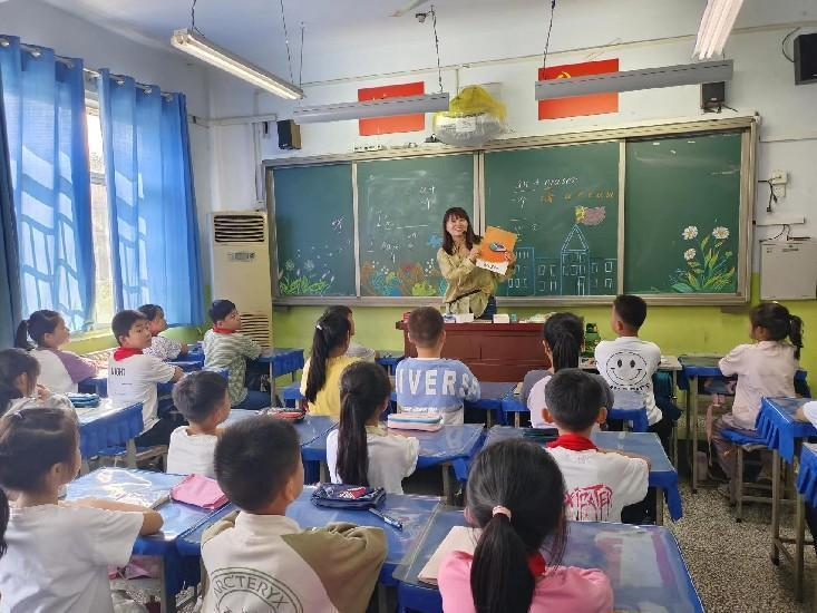 上街区铝城小学图片