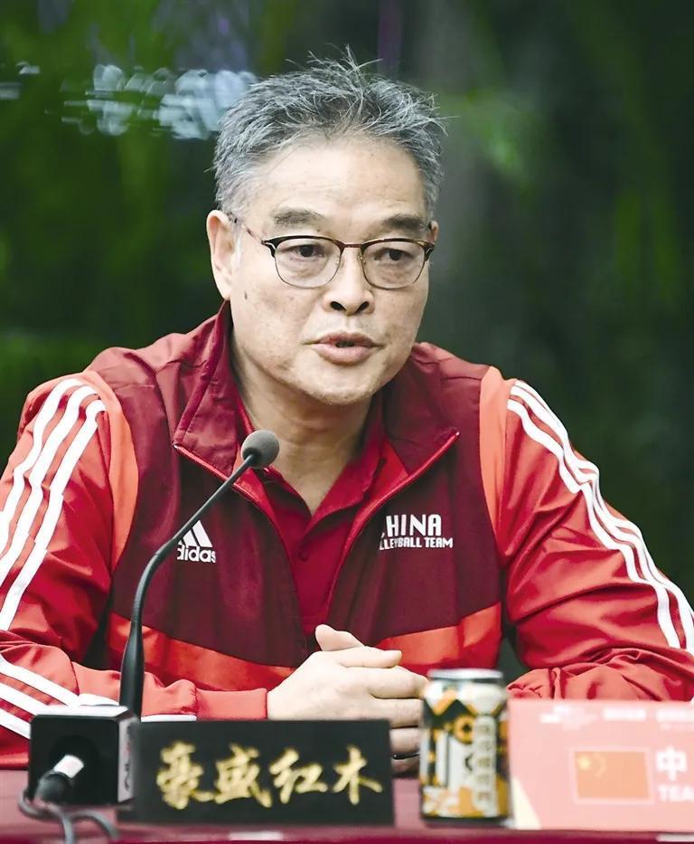 二传施佳仪颇具大将风度,手指力量非常好,弹力十足,传球速度快,太值得