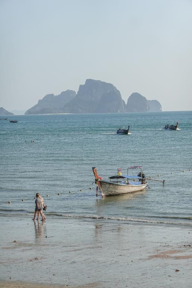 出行方便,大部分来甲米旅游的游客都聚集在此,类似于普吉岛的芭东海滩