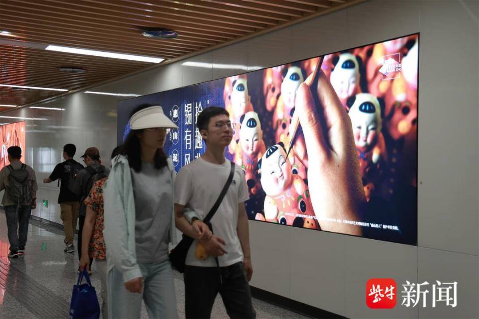 网罗了各类非遗美食和非遗好物,脚踏糕,银丝面,惠山油酥,让市民一饱口