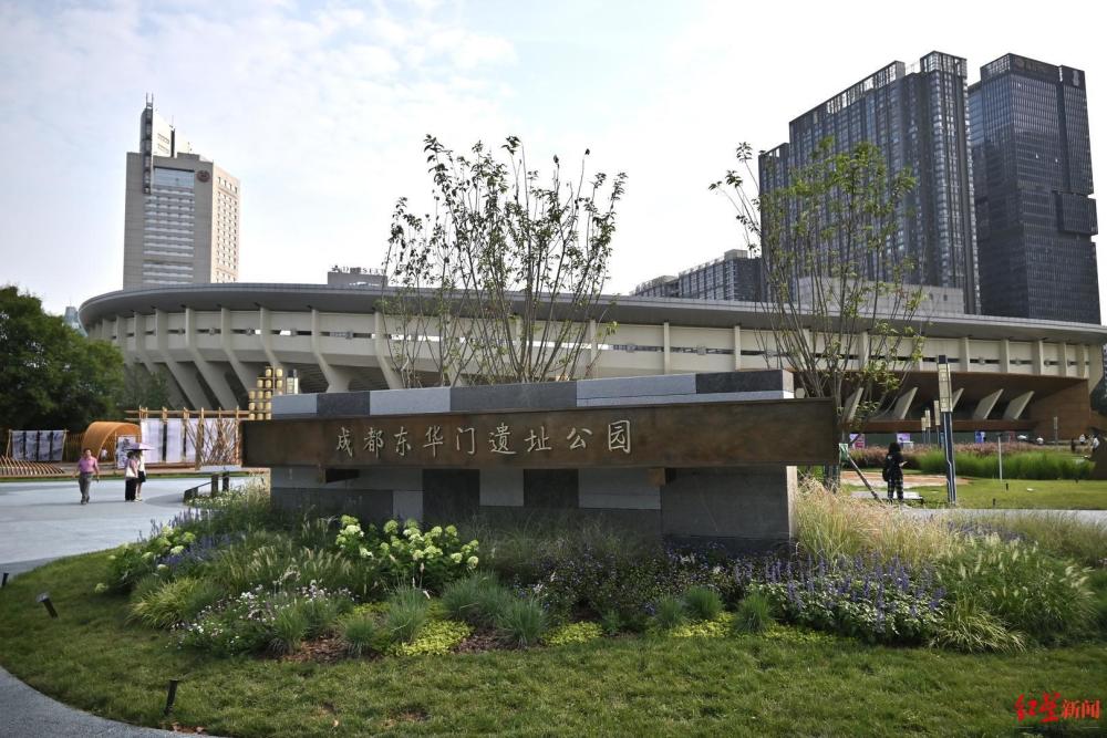 东华门遗址公园今日对外开放首批市民游客尝鲜打卡