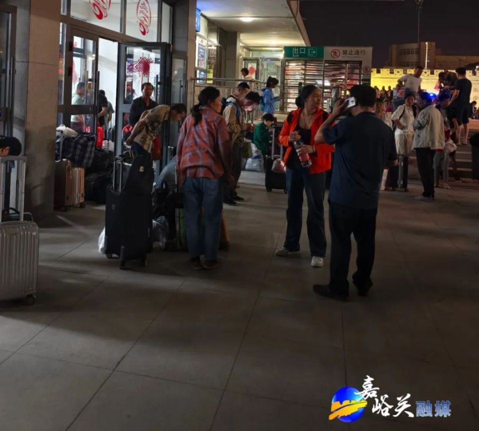 深夜，1300名旅客滞留！厚道嘉峪关又双叒“出手”了_腾讯新闻