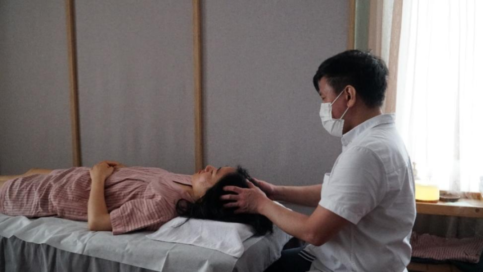 王辛翼摄任文峰15年的盲人按摩师生涯可以分成两段:前一段他纠结于"