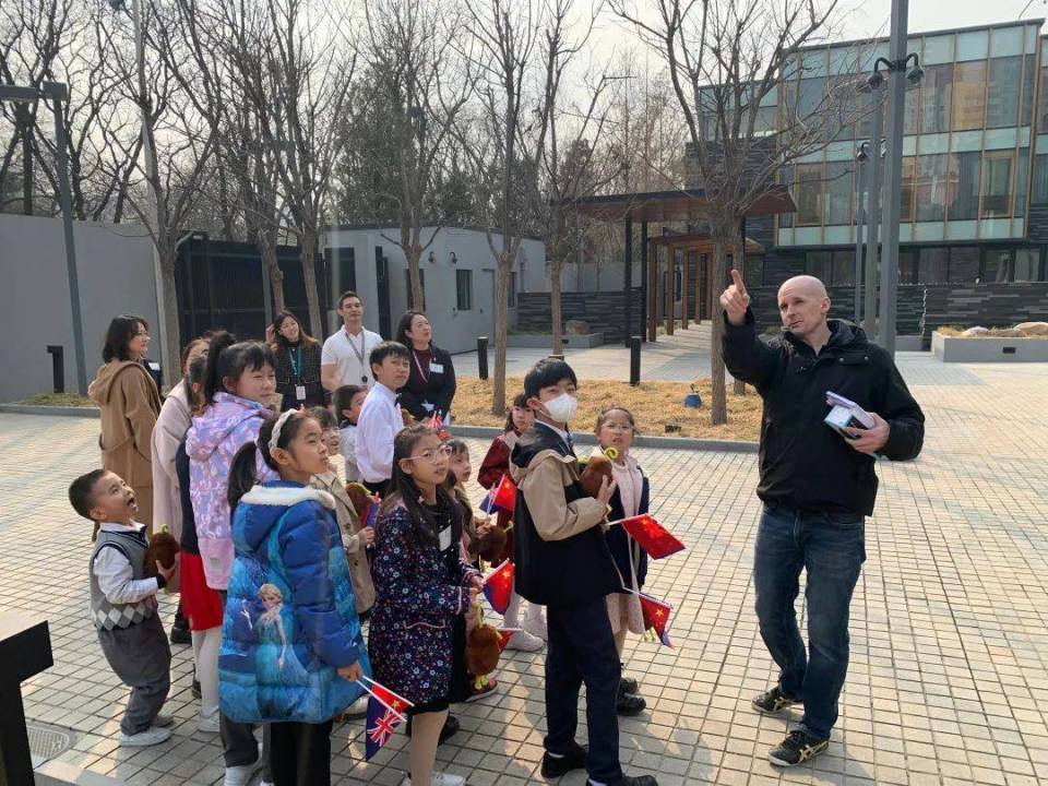 向世界讲好中国故事“小小外交官”走进新西兰驻华大使馆