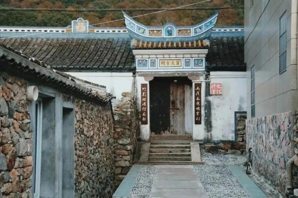 干施岙是一处著名的"海岛民俗村",白墙黛瓦的建筑装饰错落有致,也时常