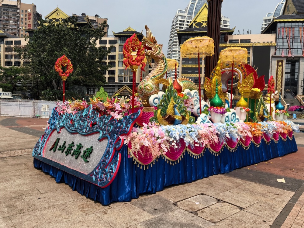 玛哈庄和他的团队设计并制作的4辆花车,除了参与游演,还在泼水狂欢