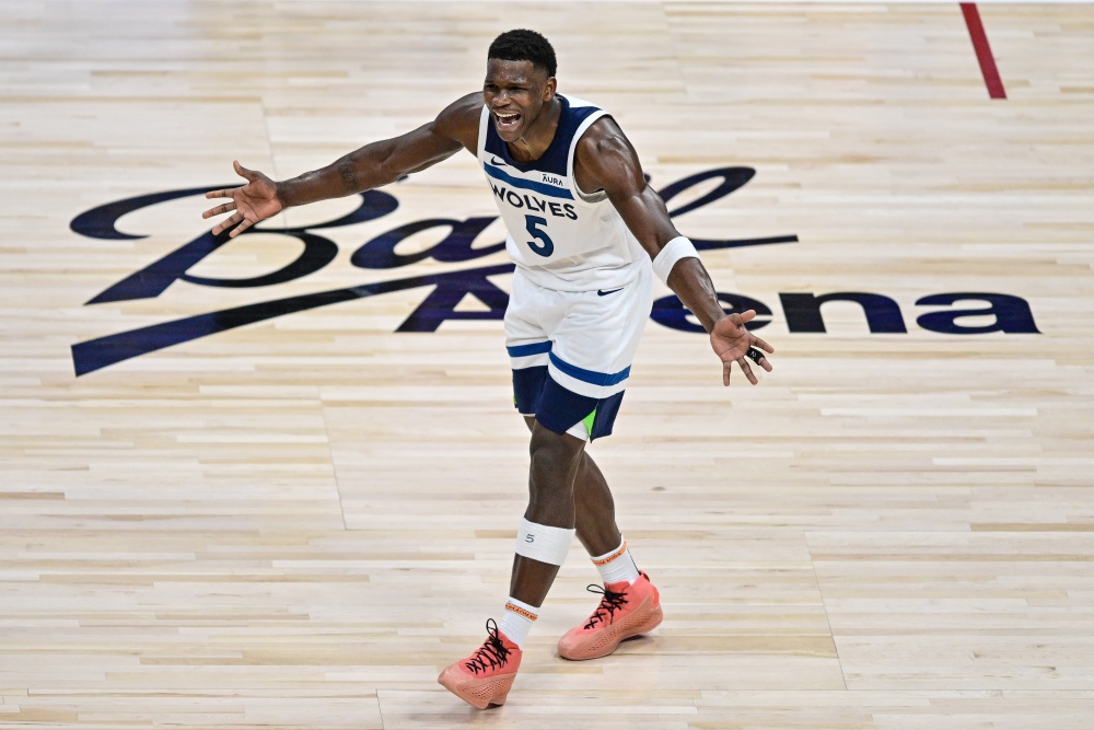 客场消音器?爱德华兹连续3个季后赛客场砍35  比肩_