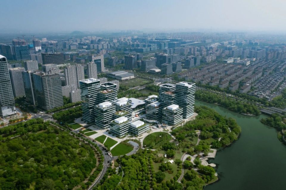 杭州最懂年轻人的园区来了：把工位搬进公园，上班撸猫玩赛艇！_腾讯新闻