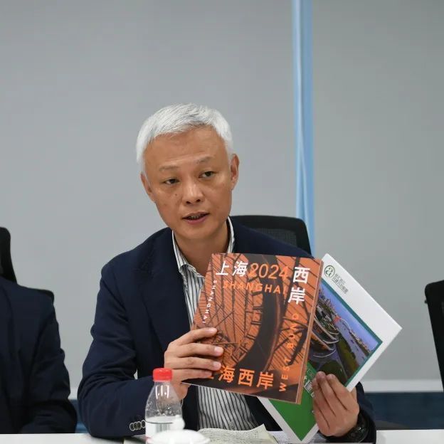 上海市人大代表徐国忠人民监督员 左右滑动查看更多>与会市人大代表