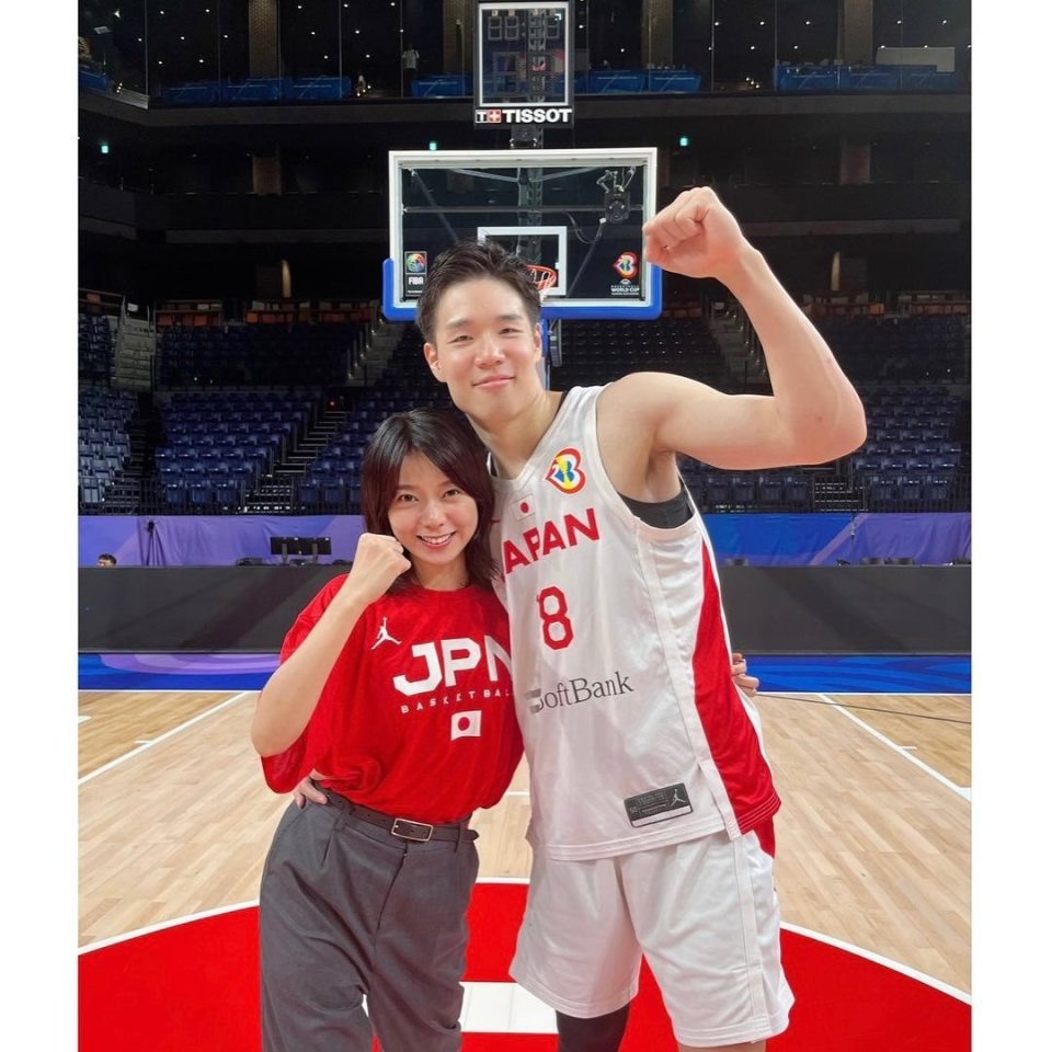 今天对阵中国男篮的比赛,森宽和同样来到现场,为主队以及丈夫助威.