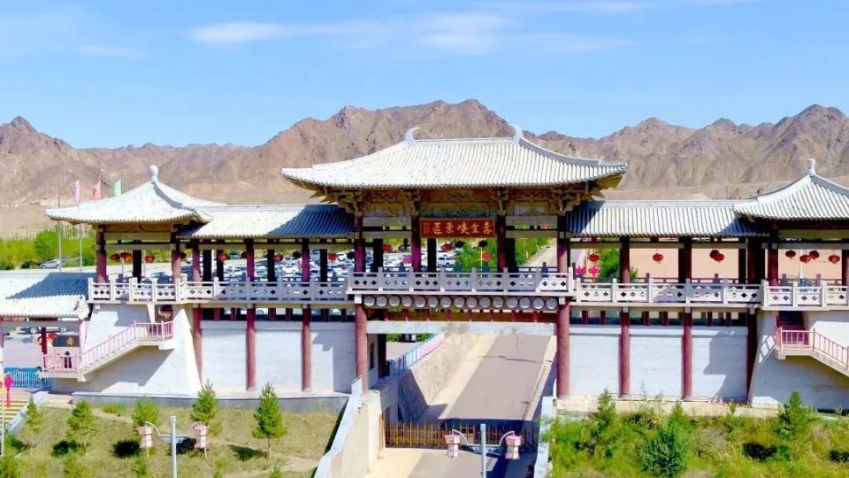 赤金峡景区依山傍水,风景独特秀丽素有"西域秘境"之称有游艇冲刺,游轮