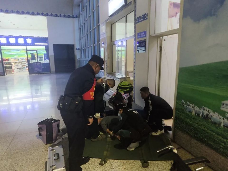 一老人在乌兰浩特火车站晕倒……暖心!他们冲上前跪地救人