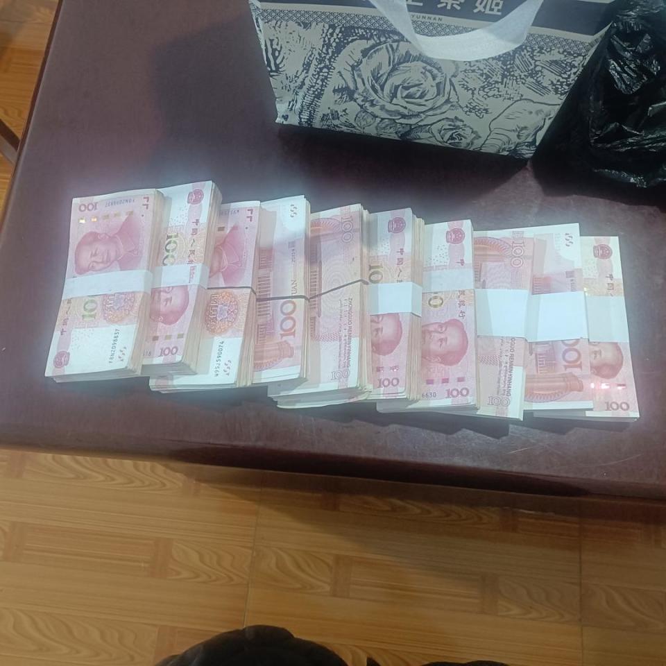 乘客10万元现金遗落出租车的哥主动联系归还当事乘客系员工工资真的很