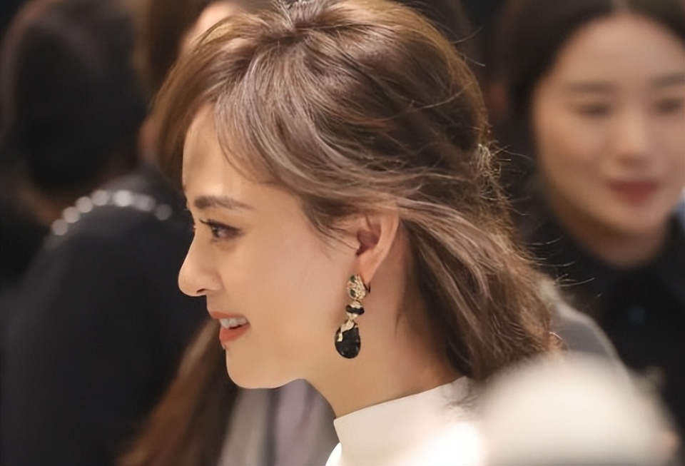 这是"眉姐姐"斓曦?怎么觉得她突然就老了十几岁?_腾讯新闻