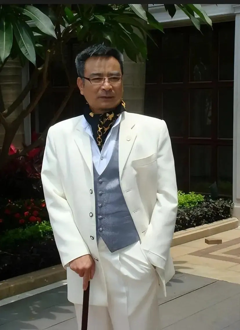 演员岳跃利:与前妻离婚后,为女儿16年不结婚,如今咋样了?