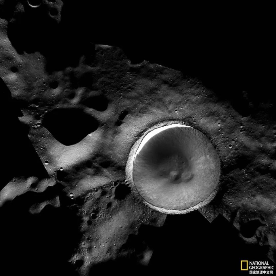 张令人震撼的拼接图展示了月球南极附近的沙克尔顿撞击坑(shackleton