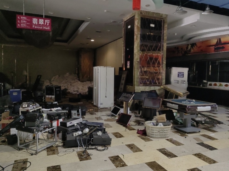 渔民新村总店闭店！现场直击：餐厅、酒店撤场，设备清仓甩卖_腾讯新闻