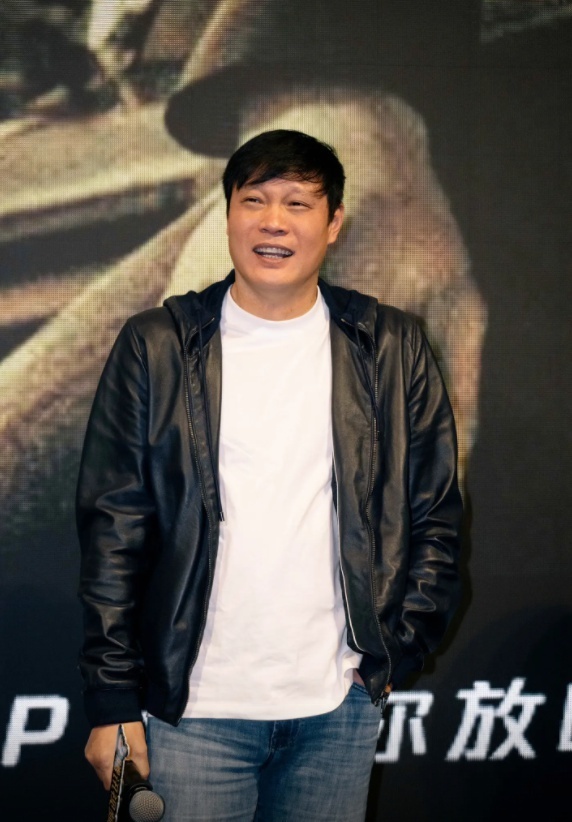 范志毅晒出的第一张照片中,他和妻子张梦瑾坐在中间,艺人王菊挨着